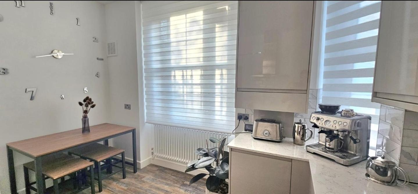 Bridge Stunning 2 Bedroom * Londen