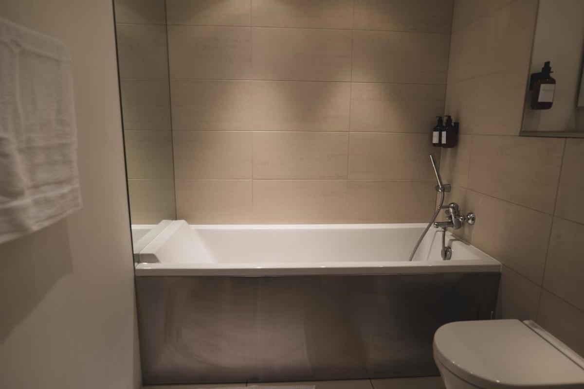 Luxury 2 Bedroom Penthouse With Thrilling Waterfront And Views, Canary Wharf