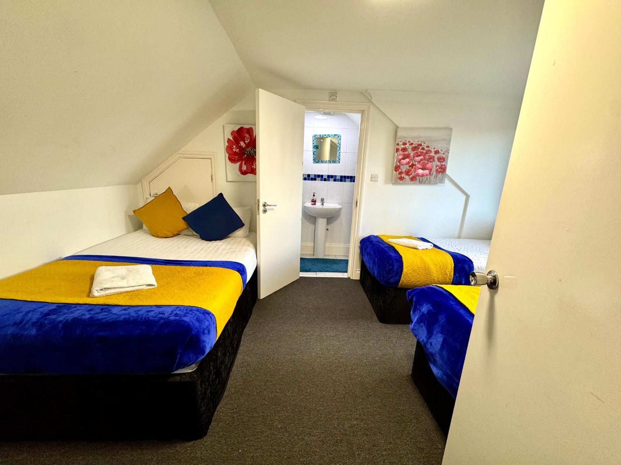 3 Bedrooms Spacious House, Separate Reception, 2 Full Bathrooms, Parking, Garden Londres