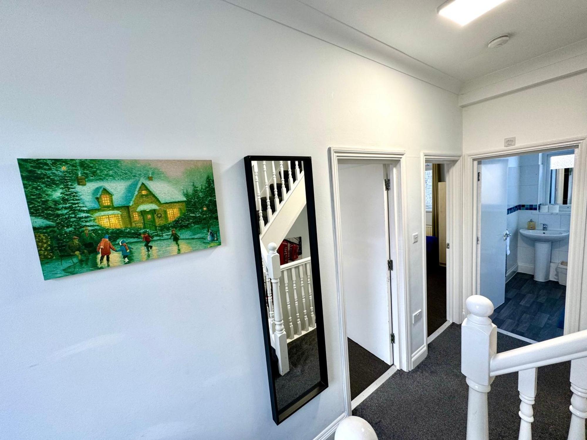 3 Bedrooms Spacious House, Separate Reception, 2 Full Bathrooms, Parking, Garden Сasa de vacaciones *