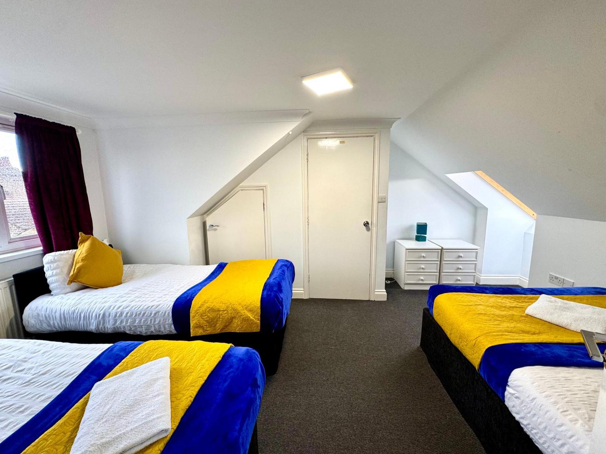 Сasa de vacaciones 3 Bedrooms Spacious House, Separate Reception, 2 Full Bathrooms, Parking, Garden *