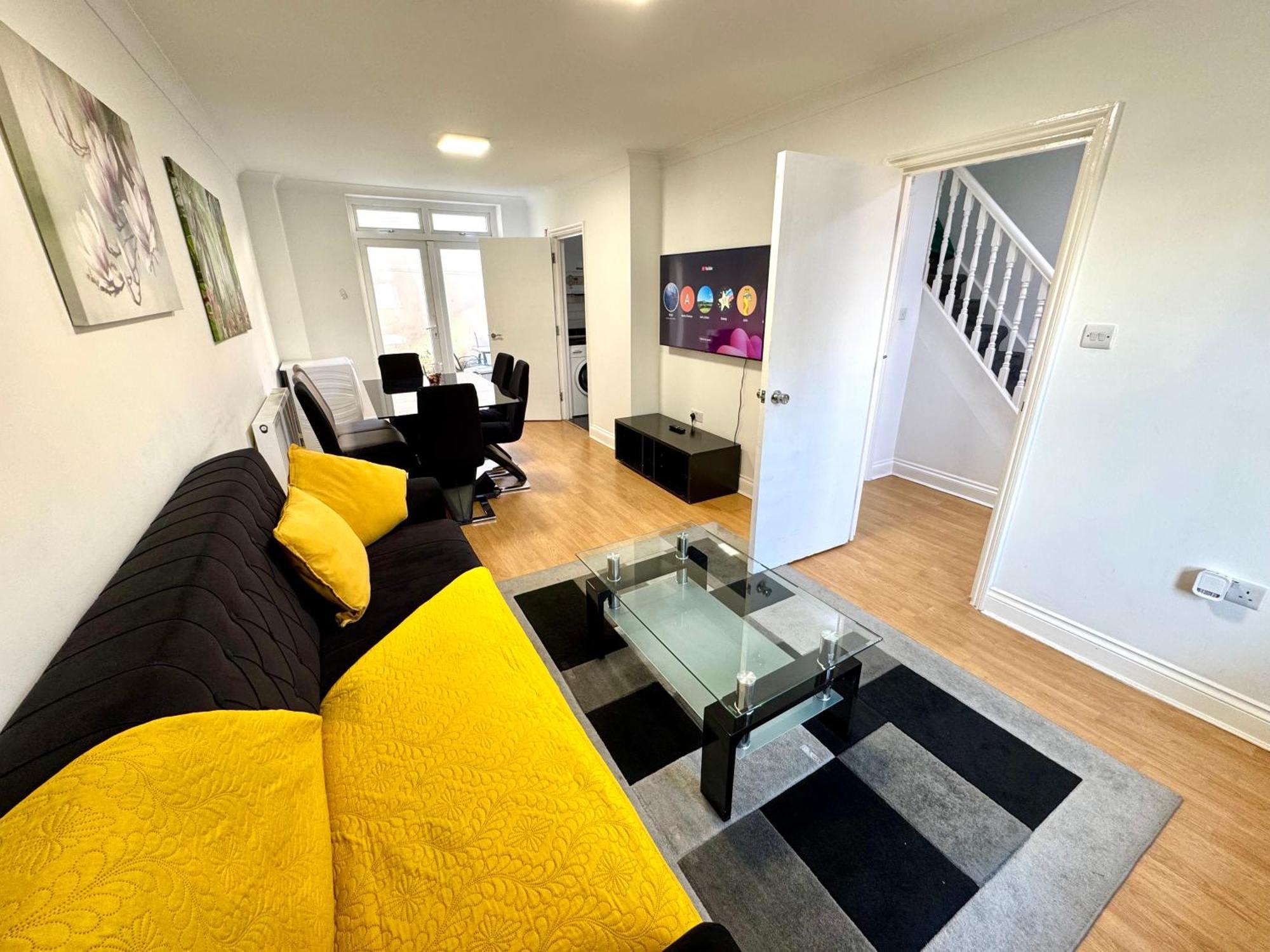 3 Bedrooms Spacious House, Separate Reception, 2 Full Bathrooms, Parking, Garden Сasa de vacaciones Londres
