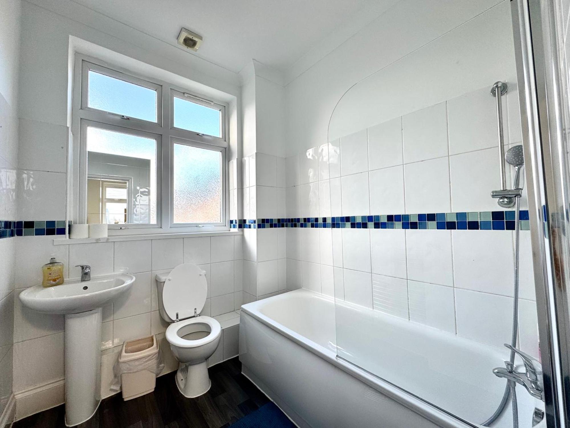 Сasa de vacaciones 3 Bedrooms Spacious House, Separate Reception, 2 Full Bathrooms, Parking, Garden Londres