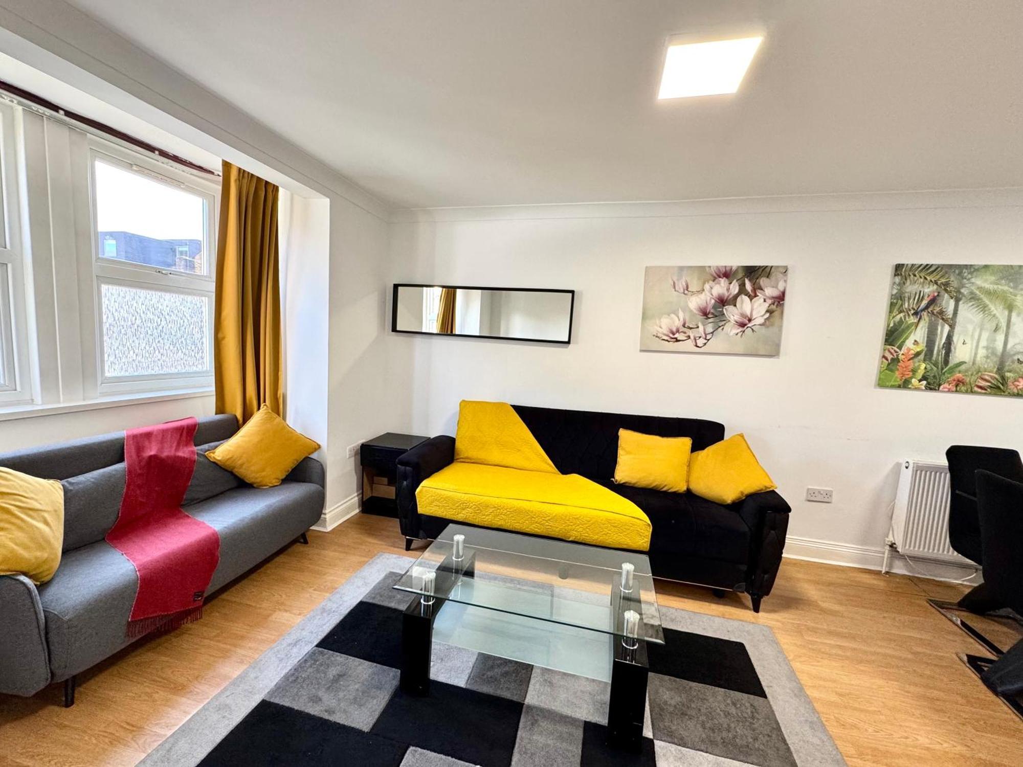 Сasa de vacaciones 3 Bedrooms Spacious House, Separate Reception, 2 Full Bathrooms, Parking, Garden