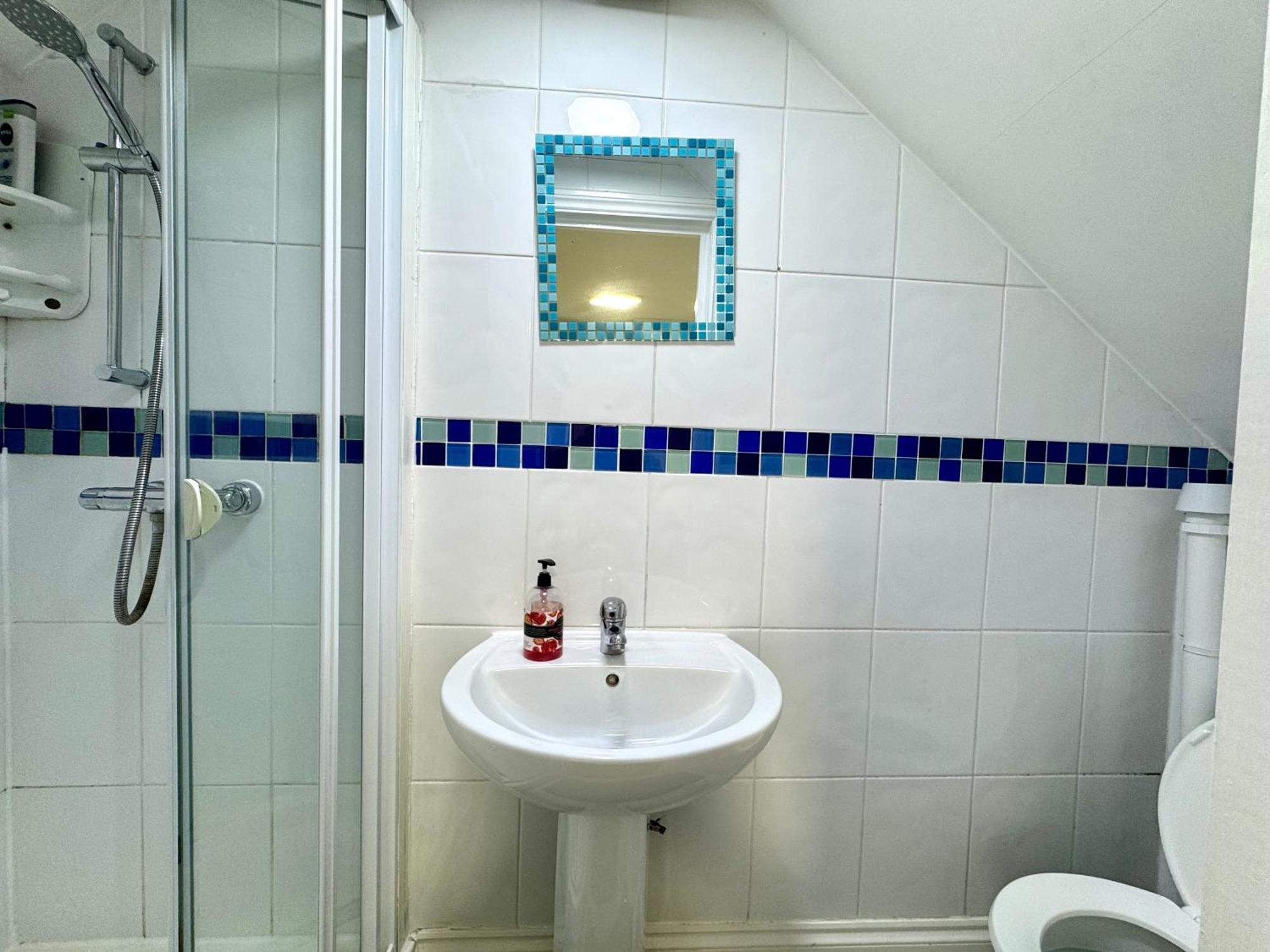 3 Bedrooms Spacious House, Separate Reception, 2 Full Bathrooms, Parking, Garden Сasa de vacaciones *