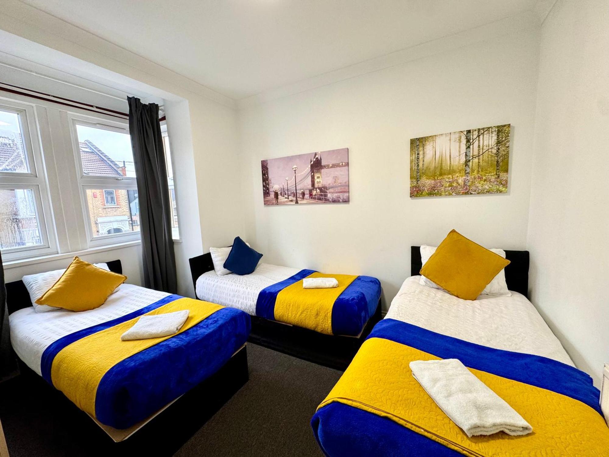 3 Bedrooms Spacious House, Separate Reception, 2 Full Bathrooms, Parking, Garden *