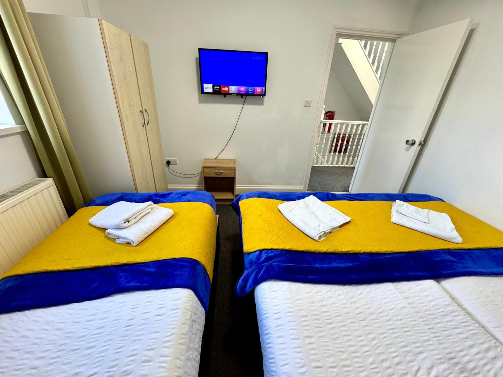 Сasa de vacaciones 3 Bedrooms Spacious House, Separate Reception, 2 Full Bathrooms, Parking, Garden