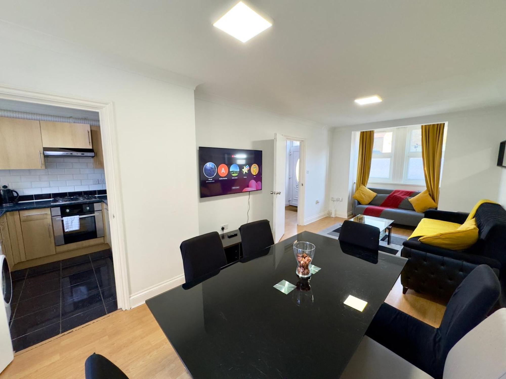 3 Bedrooms Spacious House, Separate Reception, 2 Full Bathrooms, Parking, Garden Londres