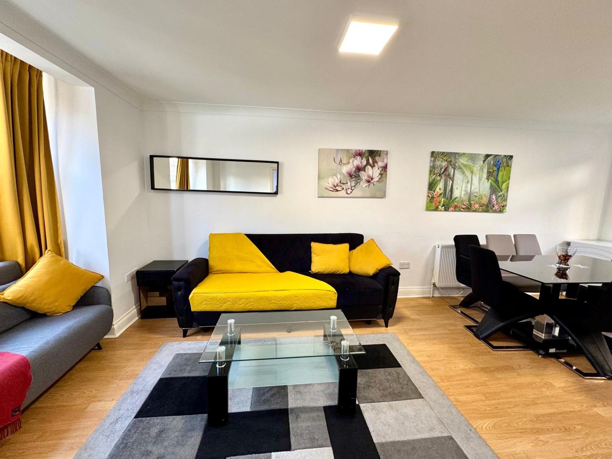 Сasa de vacaciones 3 Bedrooms Spacious House, Separate Reception, 2 Full Bathrooms, Parking, Garden