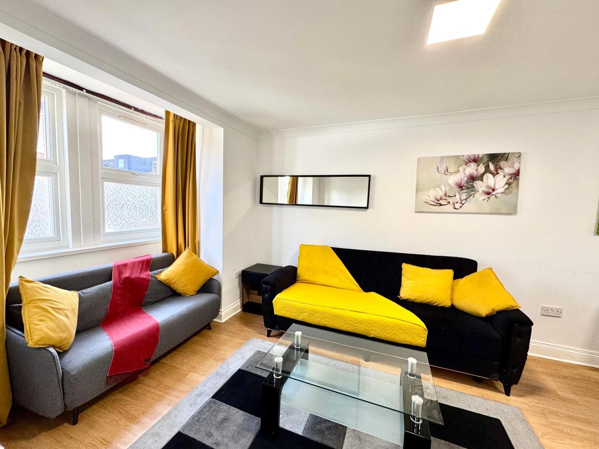 3 Bedrooms Spacious House, Separate Reception, 2 Full Bathrooms, Parking, Garden *