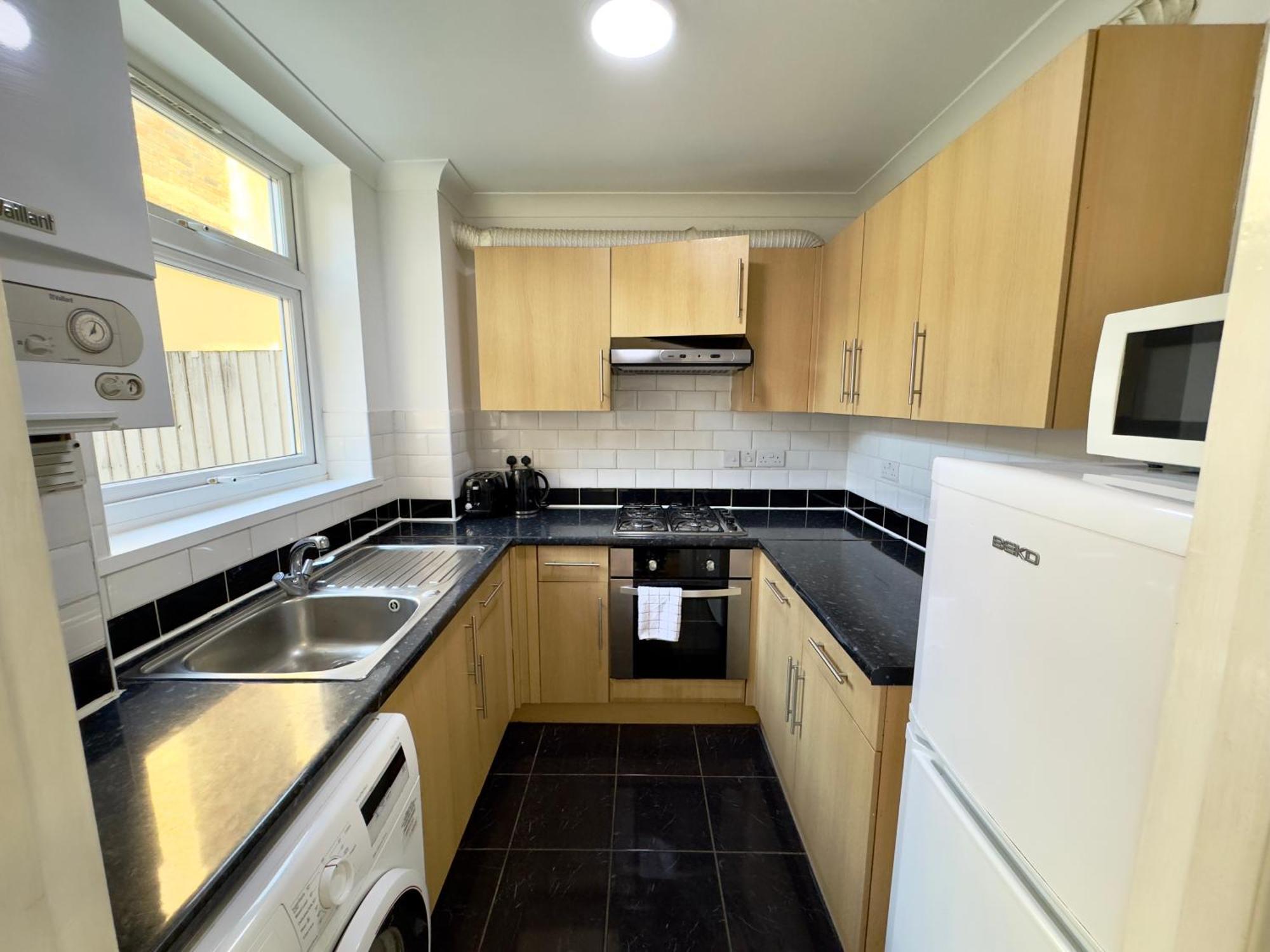 3 Bedrooms Spacious House, Separate Reception, 2 Full Bathrooms, Parking, Garden Сasa de vacaciones