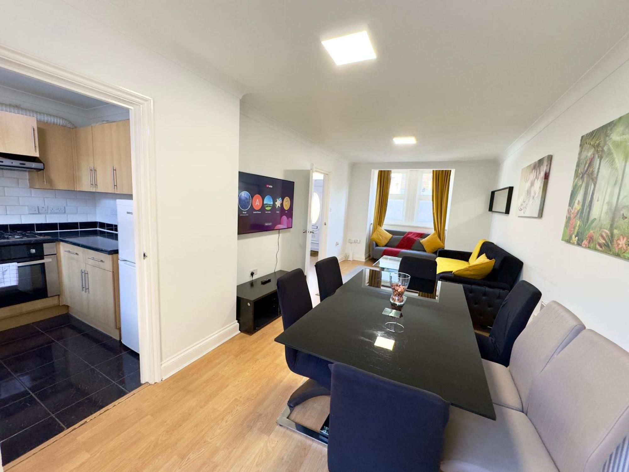 3 Bedrooms Spacious House, Separate Reception, 2 Full Bathrooms, Parking, Garden Сasa de vacaciones