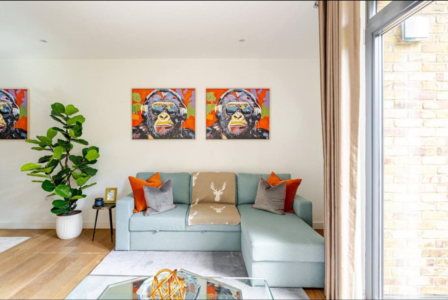 Serene Private Townhouse With Ac & Balcony For 6 Londen