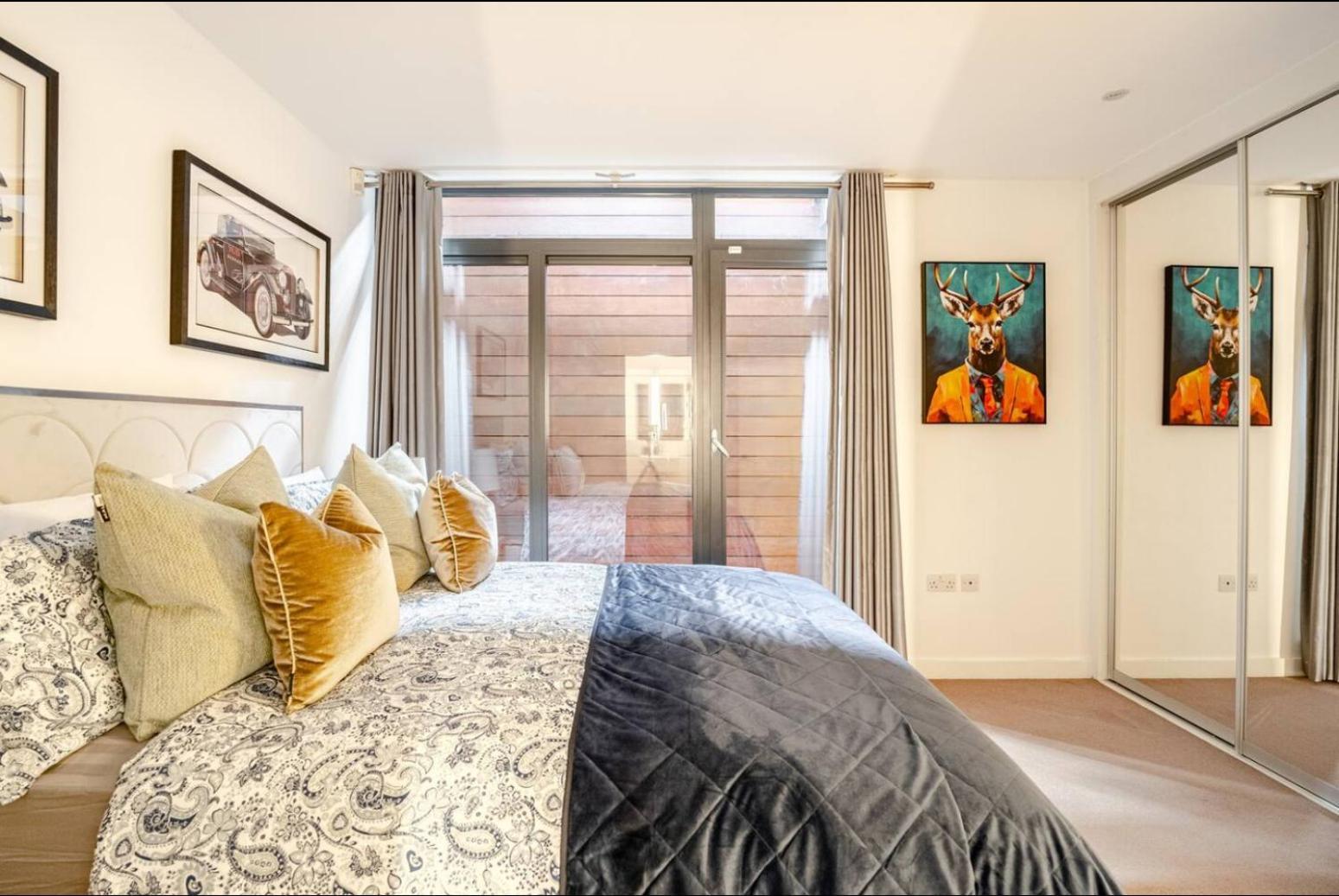 Serene Private Townhouse With Ac & Balcony For 6 Appartement Londen