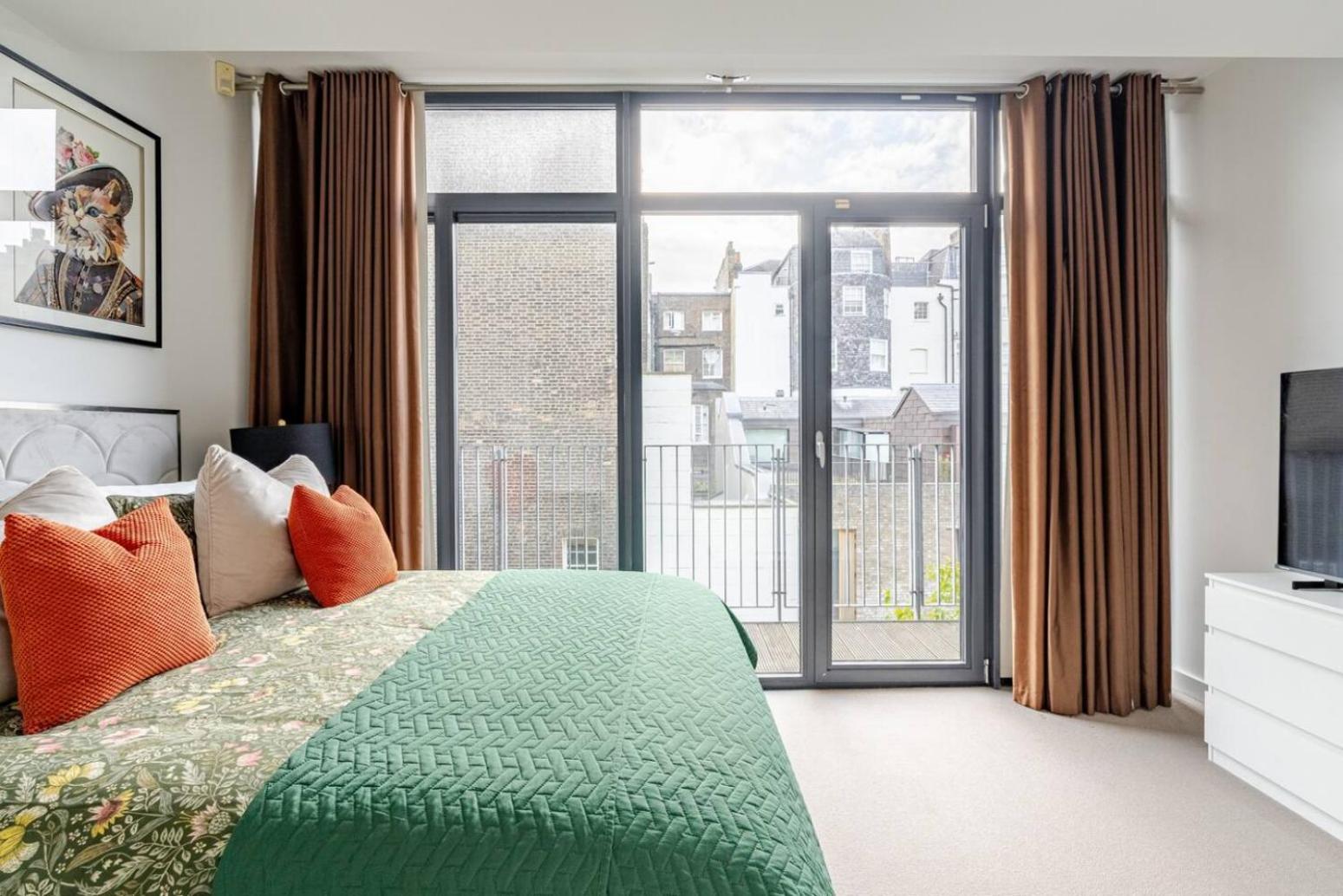 Serene Private Townhouse With Ac & Balcony For 6 Londen