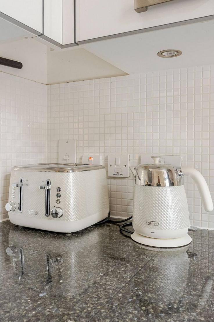 Serene Private Townhouse With Ac & Balcony For 6 * Londen