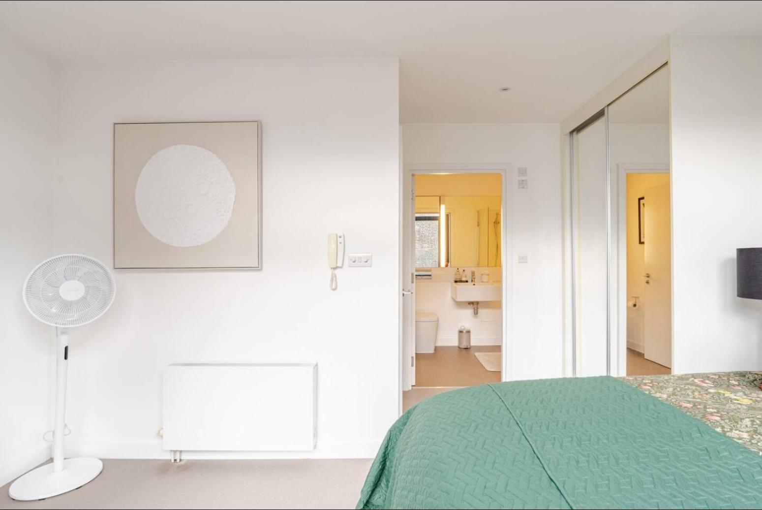 Serene Private Townhouse With Ac & Balcony For 6 Appartement Londen