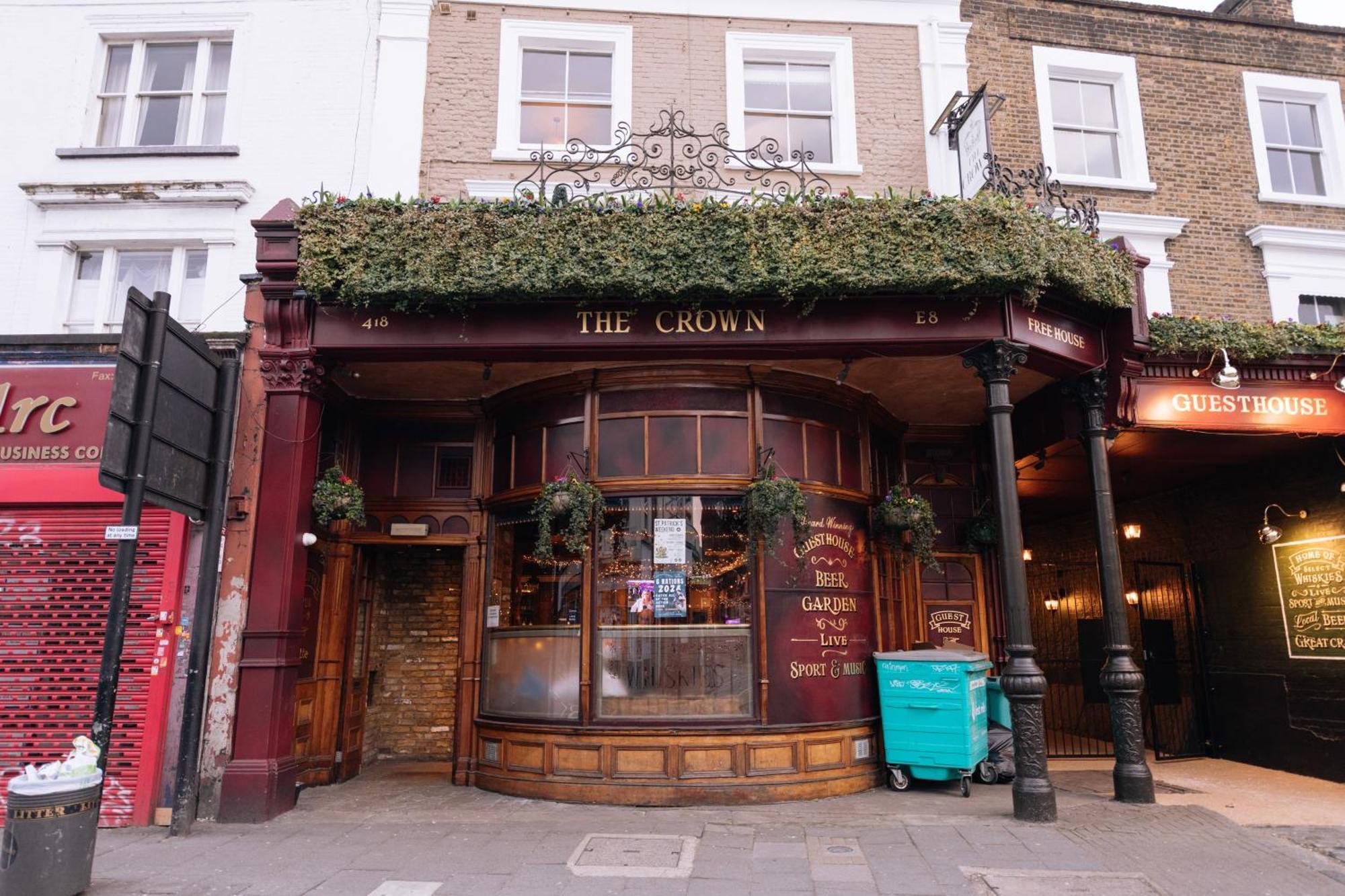 Guest house The Crown Pub & London