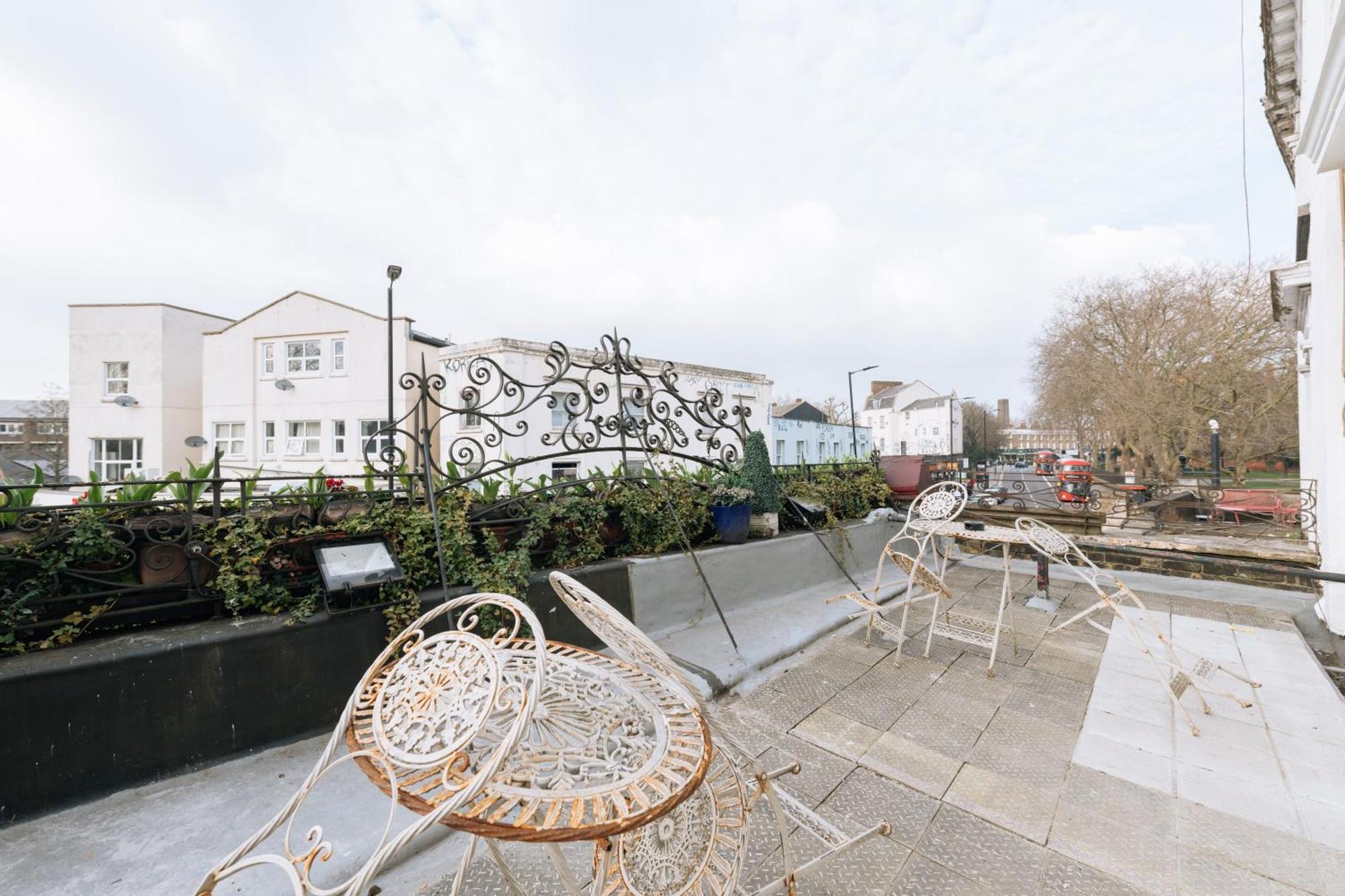 The Crown Pub & Guest house