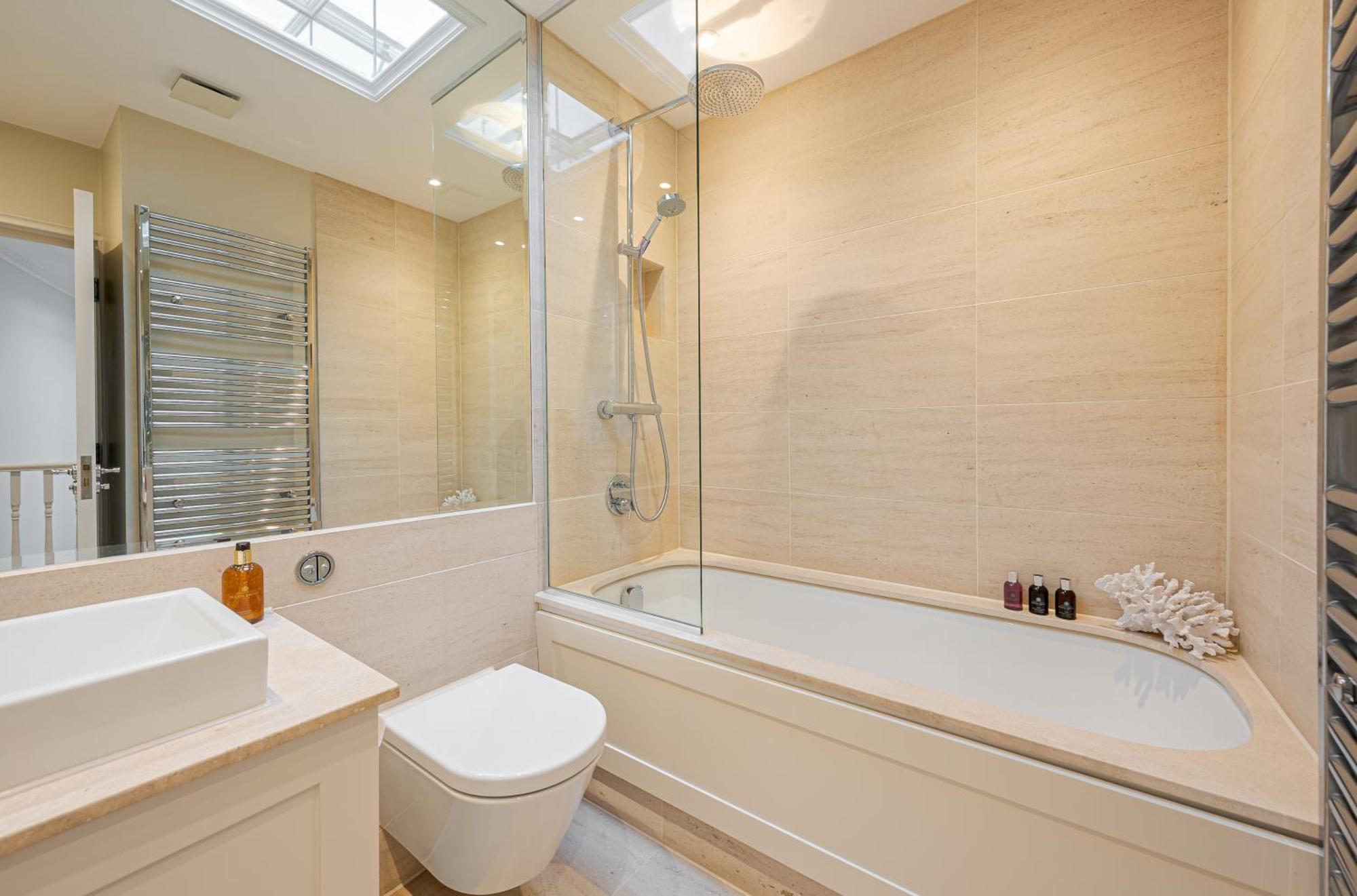 Luxury Belgravia 3br House With Skylights, Ac And Garage Parking Apartment London