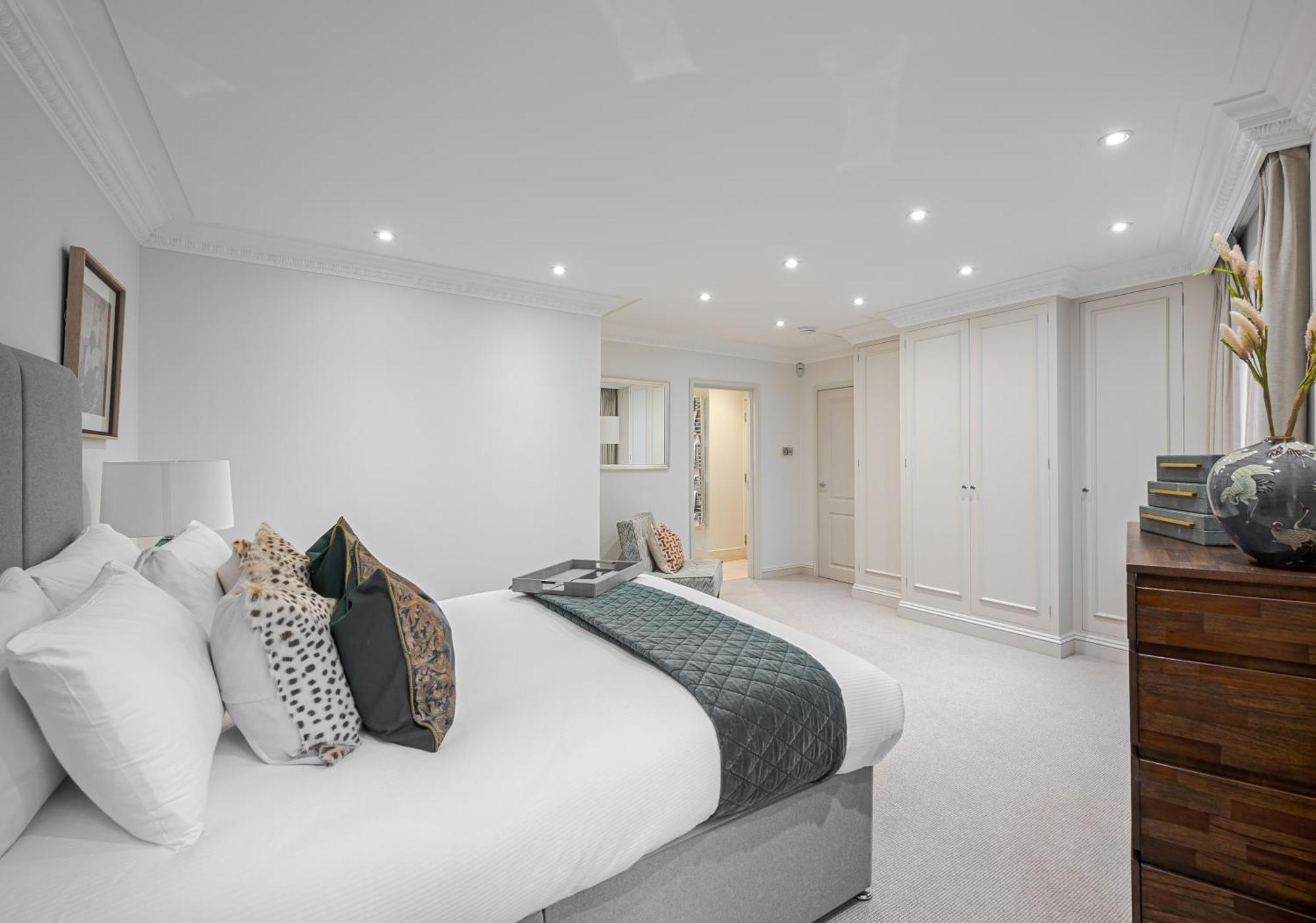 Exclusive 3br Mews In Belgravia With Ac And Garage Parking *