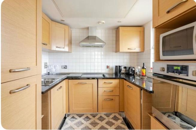 Amazing River View 2 Bedroom Apartment, Sleeps 6 , Balcony And Parking * Londres