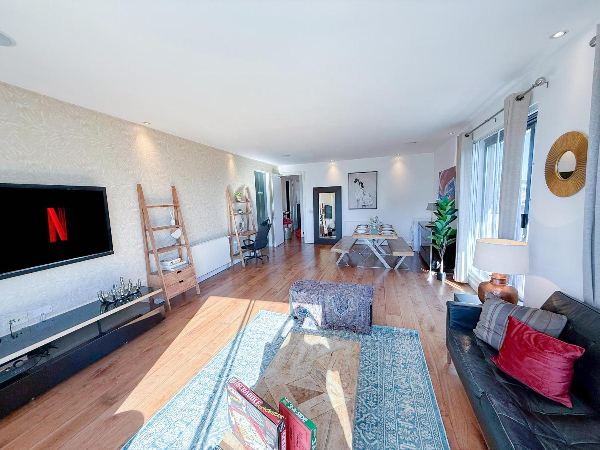 Ample 3-bedroom Flat With Lift In Kings Cross, Islington London