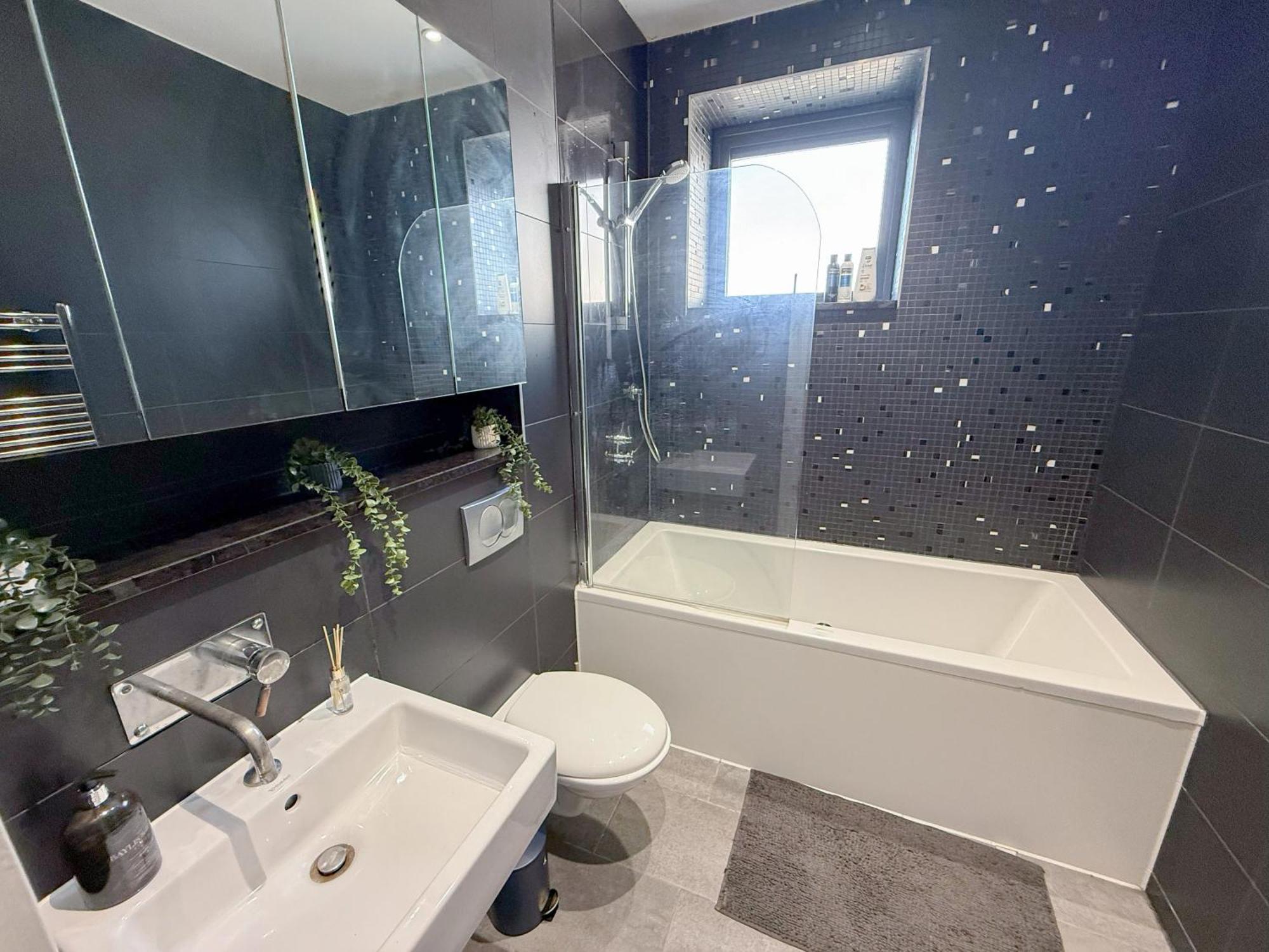 Ample 3-bedroom Flat With Lift In Kings Cross, Islington * London