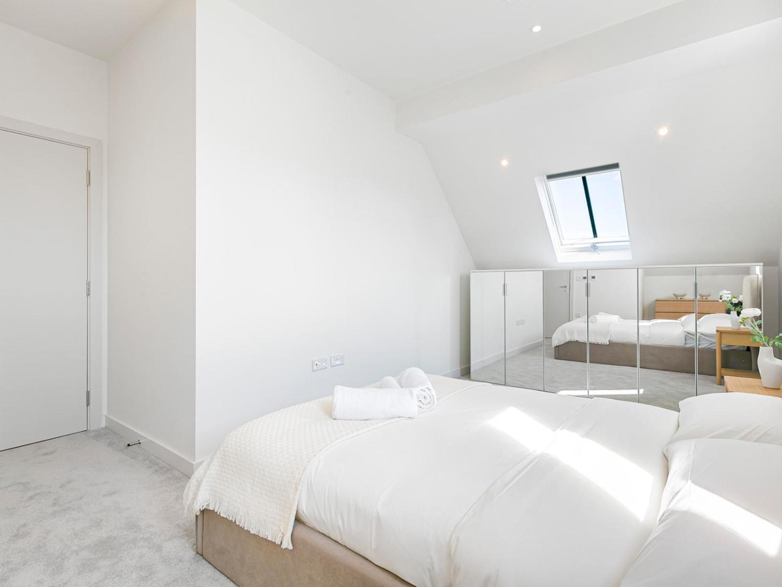 Pass The Keys Chic 3-bedroom Retreat With Private Balcony Apartment *