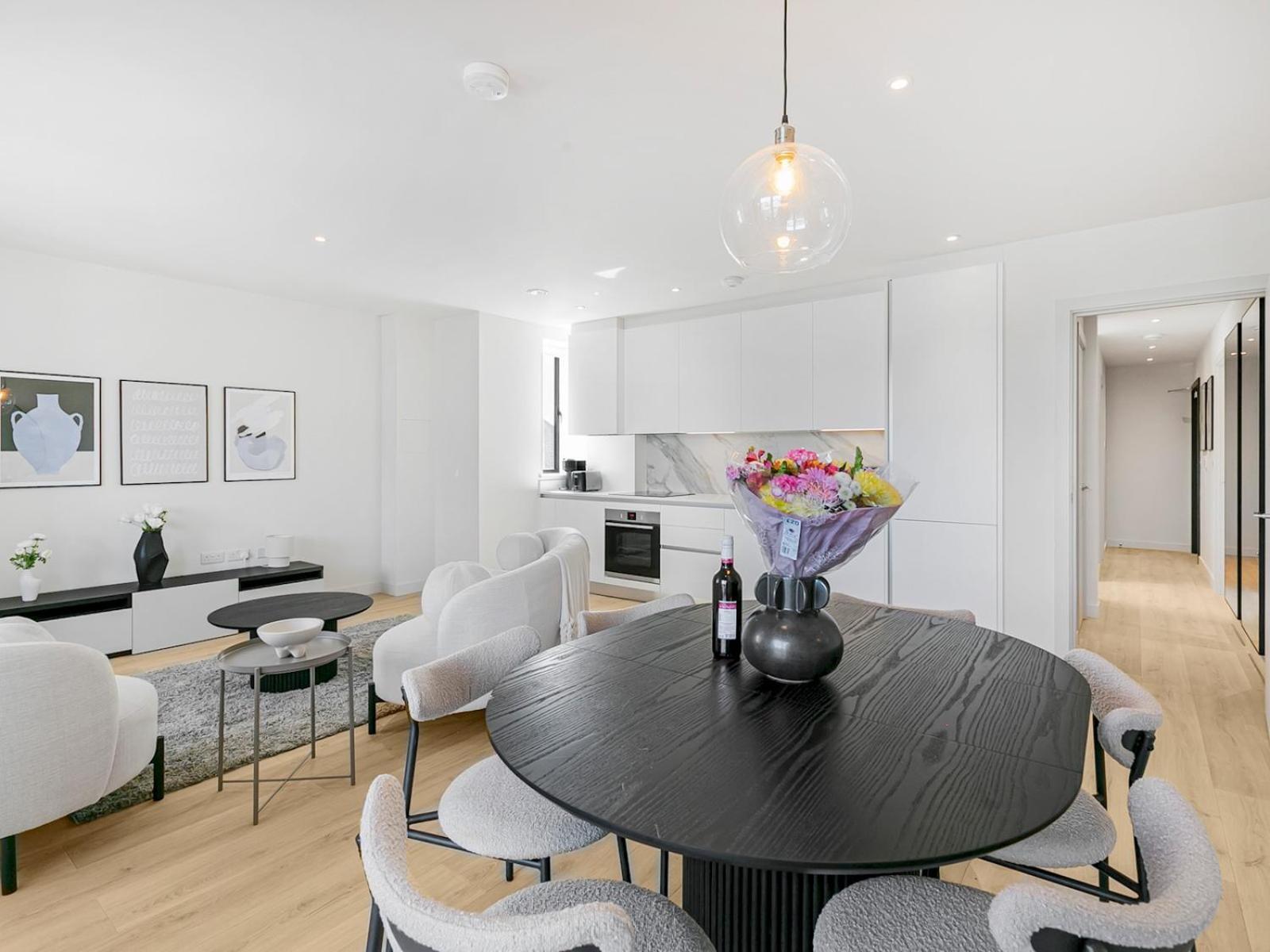 Apartment Pass The Keys Chic 3-bedroom Retreat With Private Balcony London