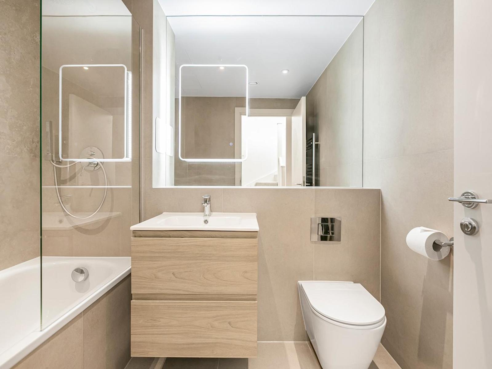 Pass The Keys Chic 3-bedroom Retreat With Private Balcony Apartment *