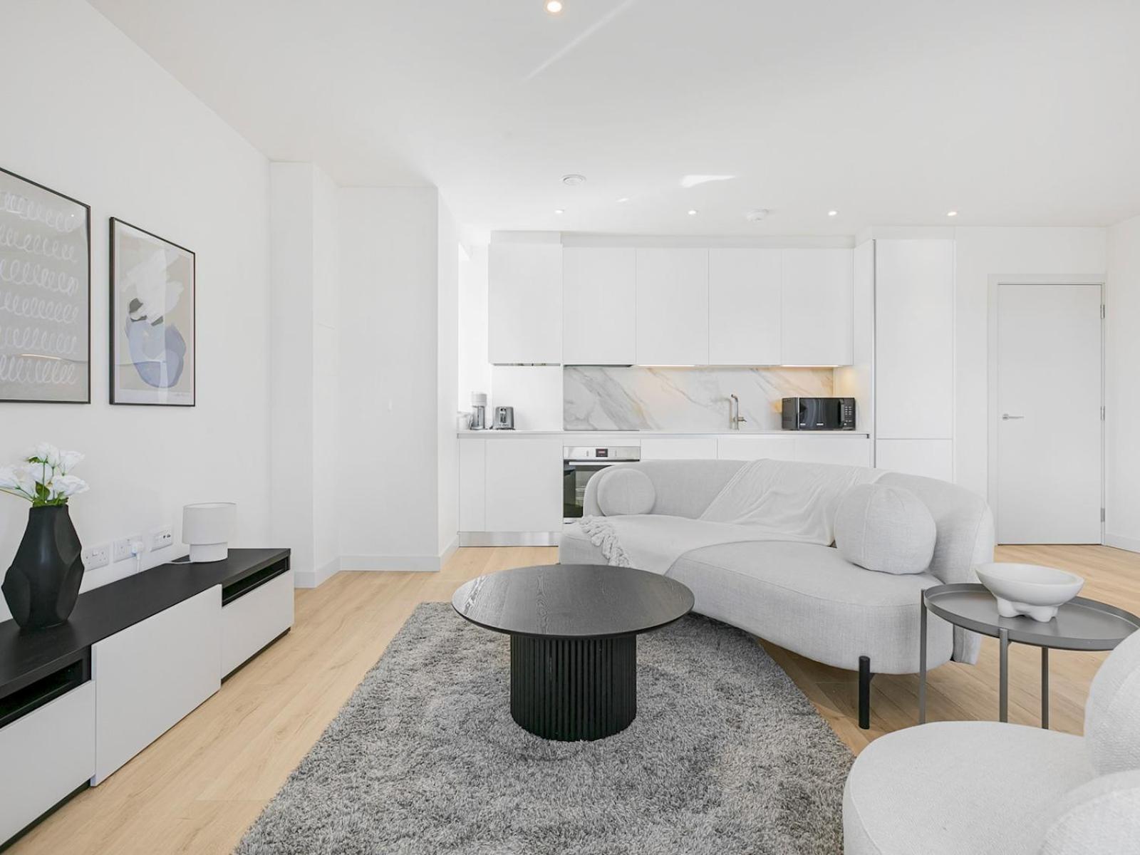 Apartment Pass The Keys Chic 3-bedroom Retreat With Private Balcony *