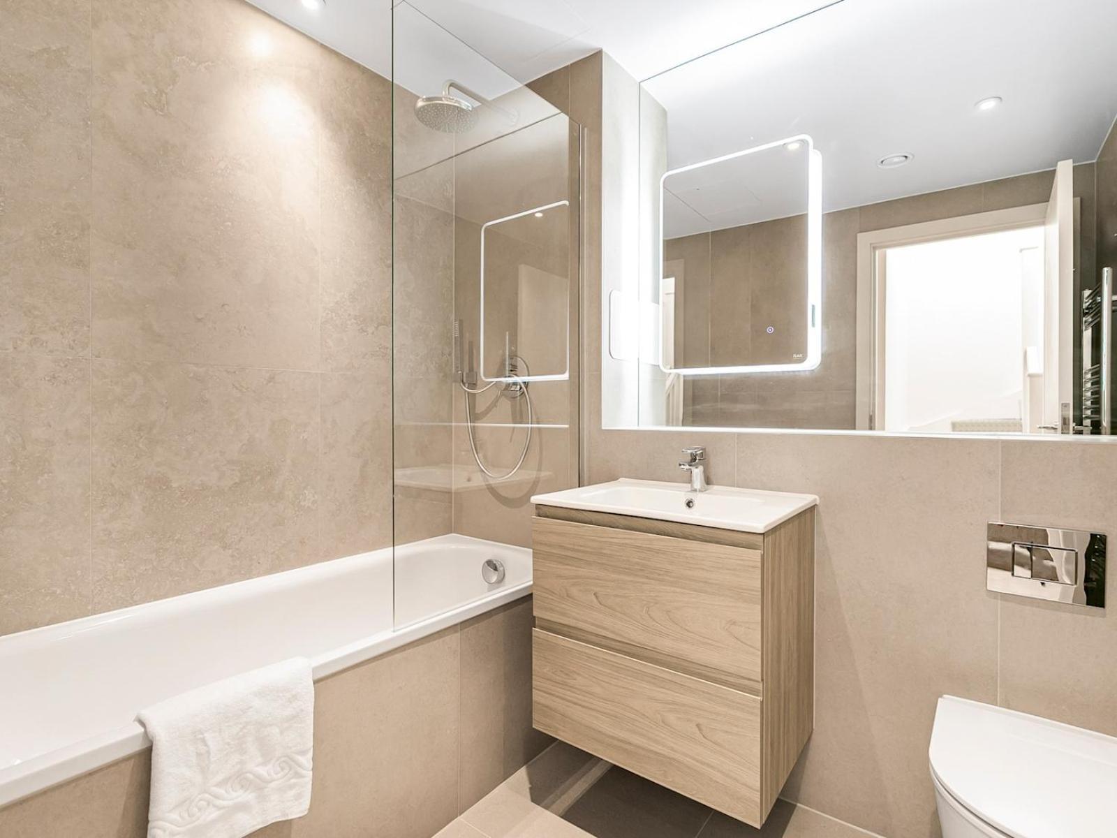 Apartment Pass The Keys Chic 3-bedroom Retreat With Private Balcony *