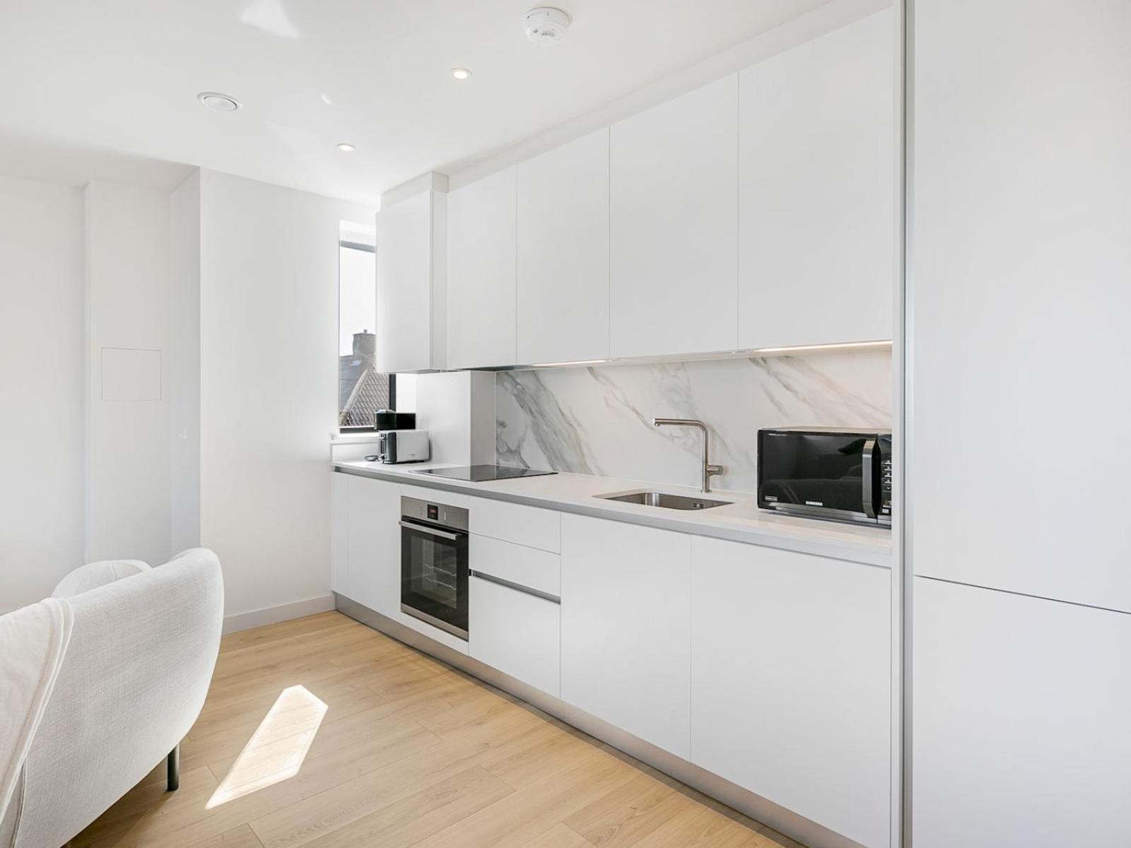 Pass The Keys Chic 3-bedroom Retreat With Private Balcony * London
