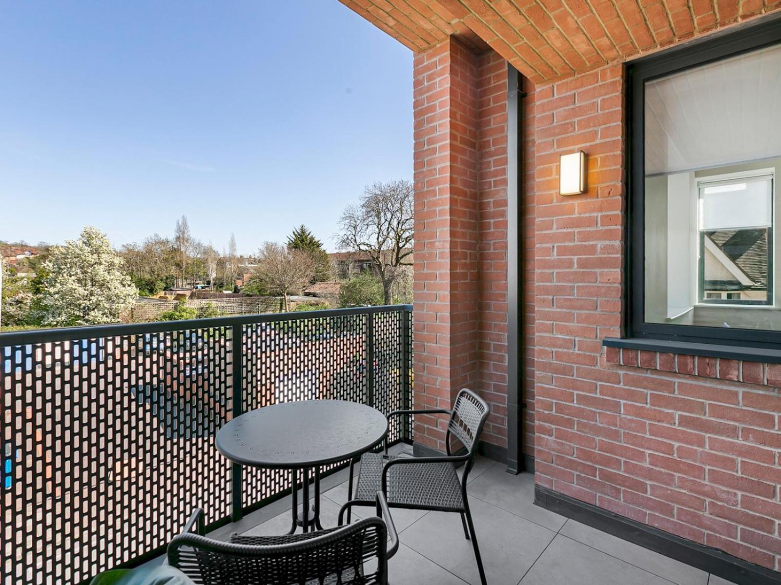 Pass The Keys Chic 3-bedroom Retreat With Private Balcony London