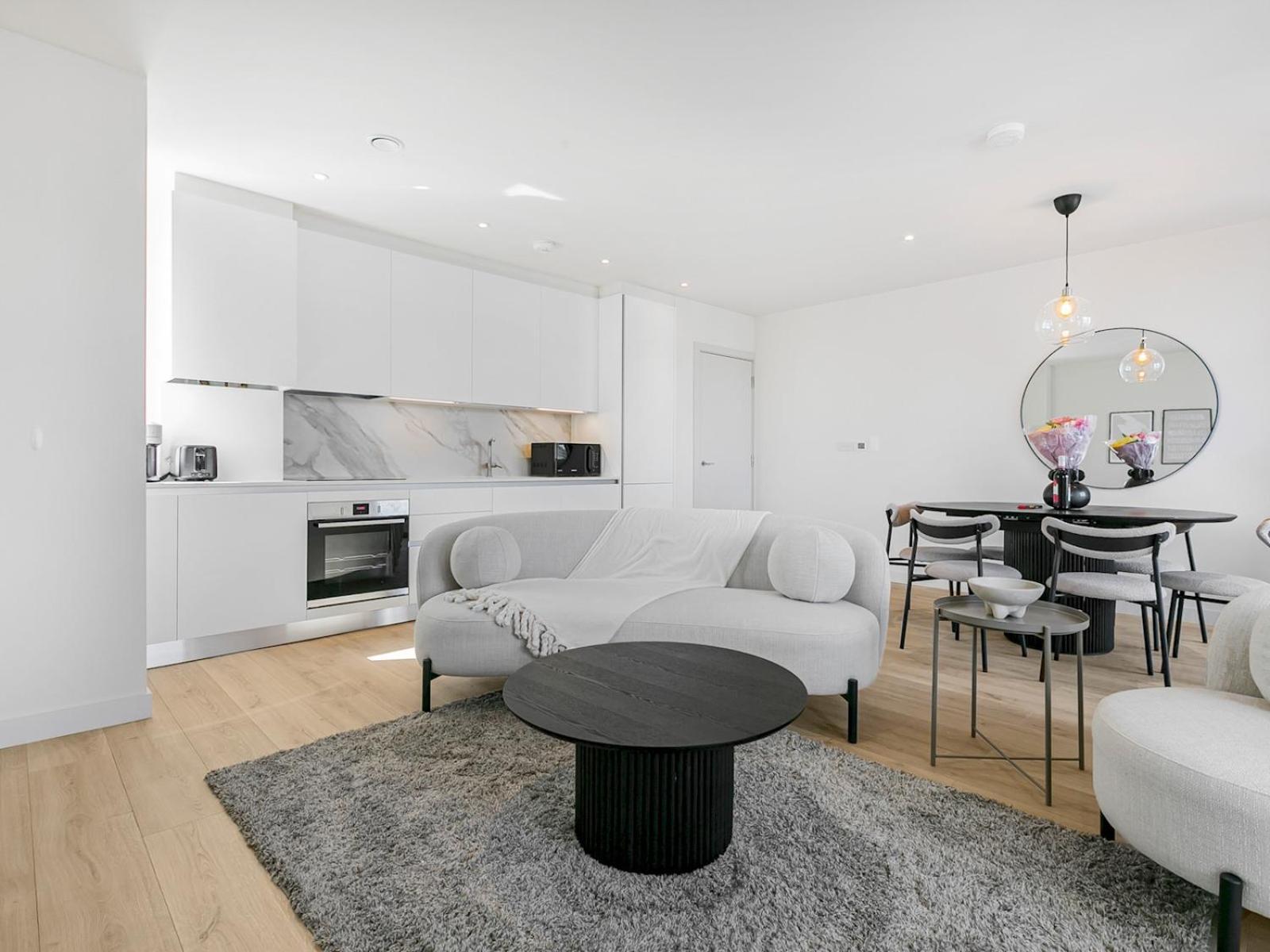Apartment Pass The Keys Chic 3-bedroom Retreat With Private Balcony *
