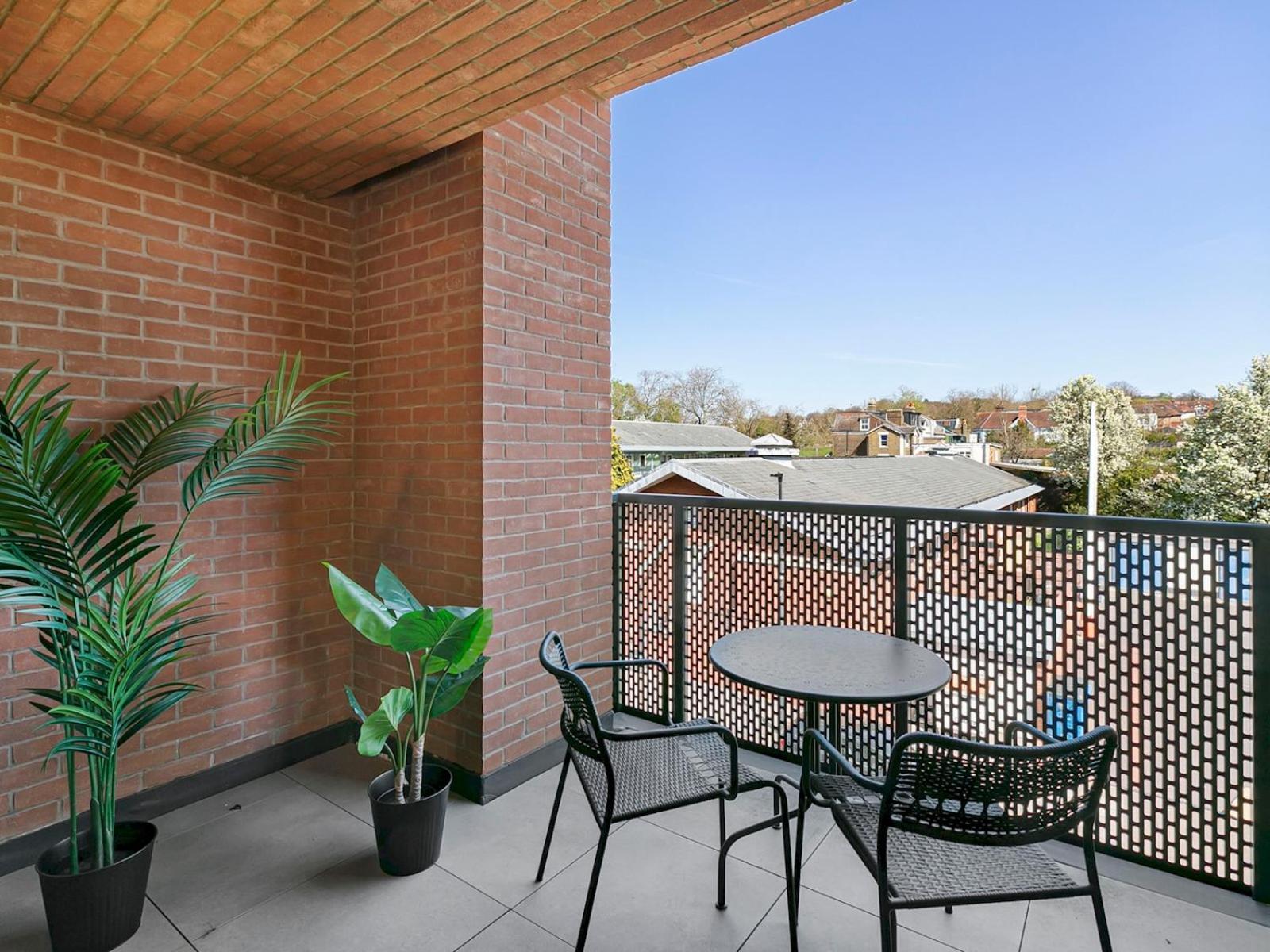 Apartment Pass The Keys Chic 3-bedroom Retreat With Private Balcony