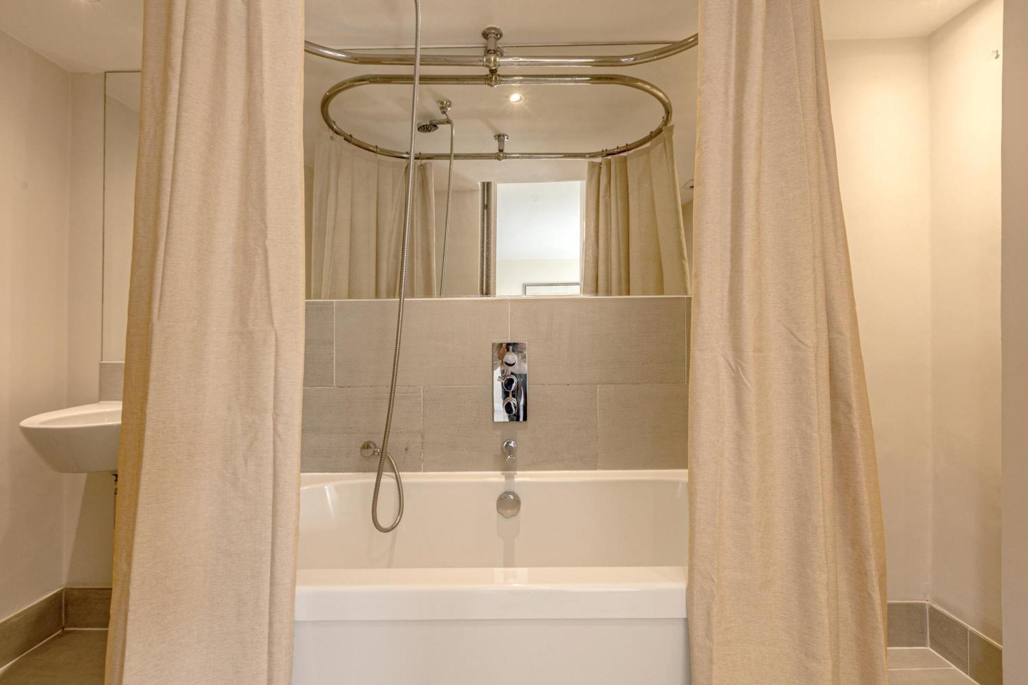 Apartment Normand Gardens, Greyhound Road, W14 9sb London