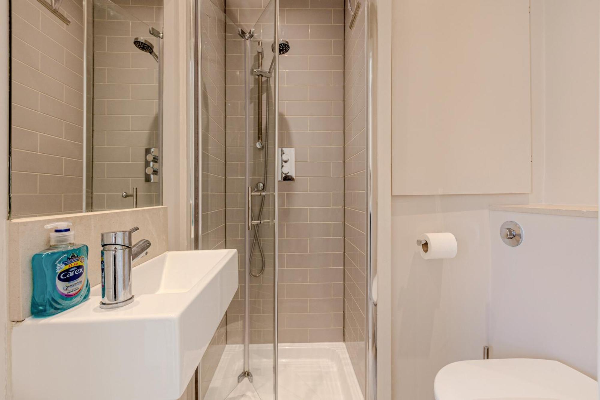 Apartment Normand Gardens, Greyhound Road, W14 9sb London