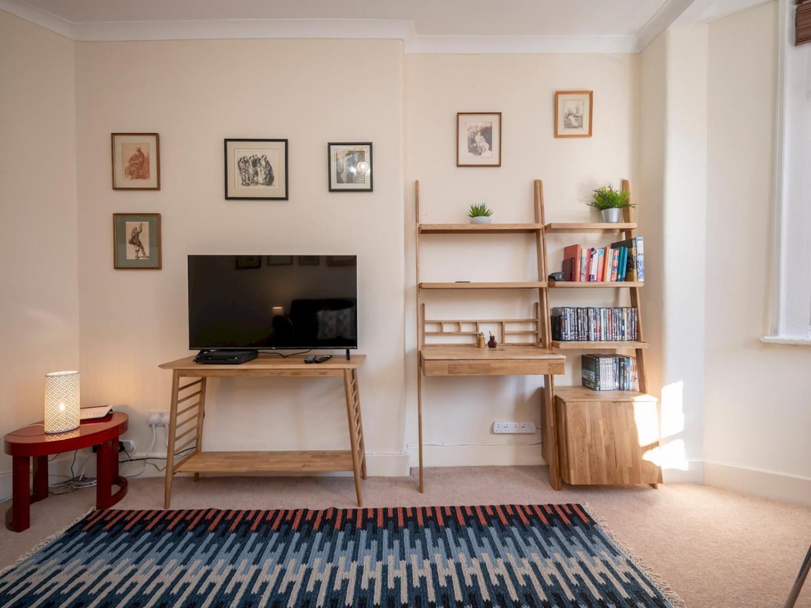 Elegant Bloomsbury Flat In Historic Pass The Keys