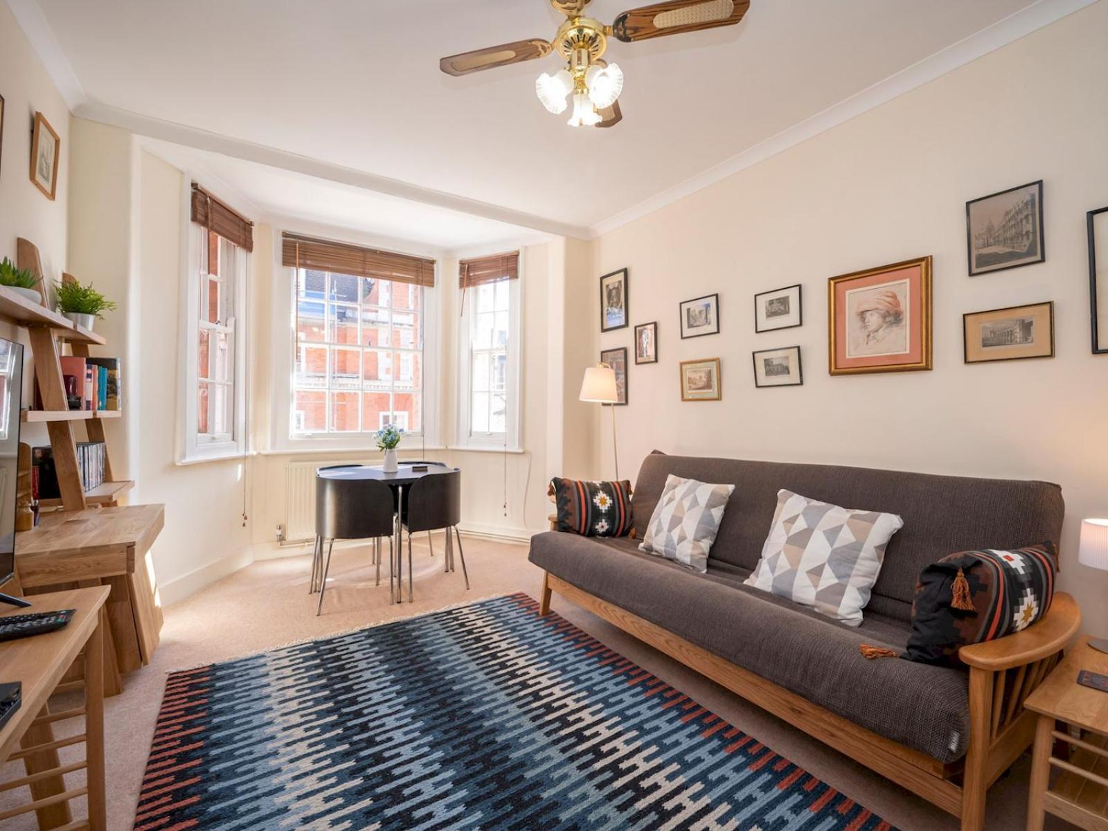 Elegant Bloomsbury Flat In Historic Pass The Keys Apartment
