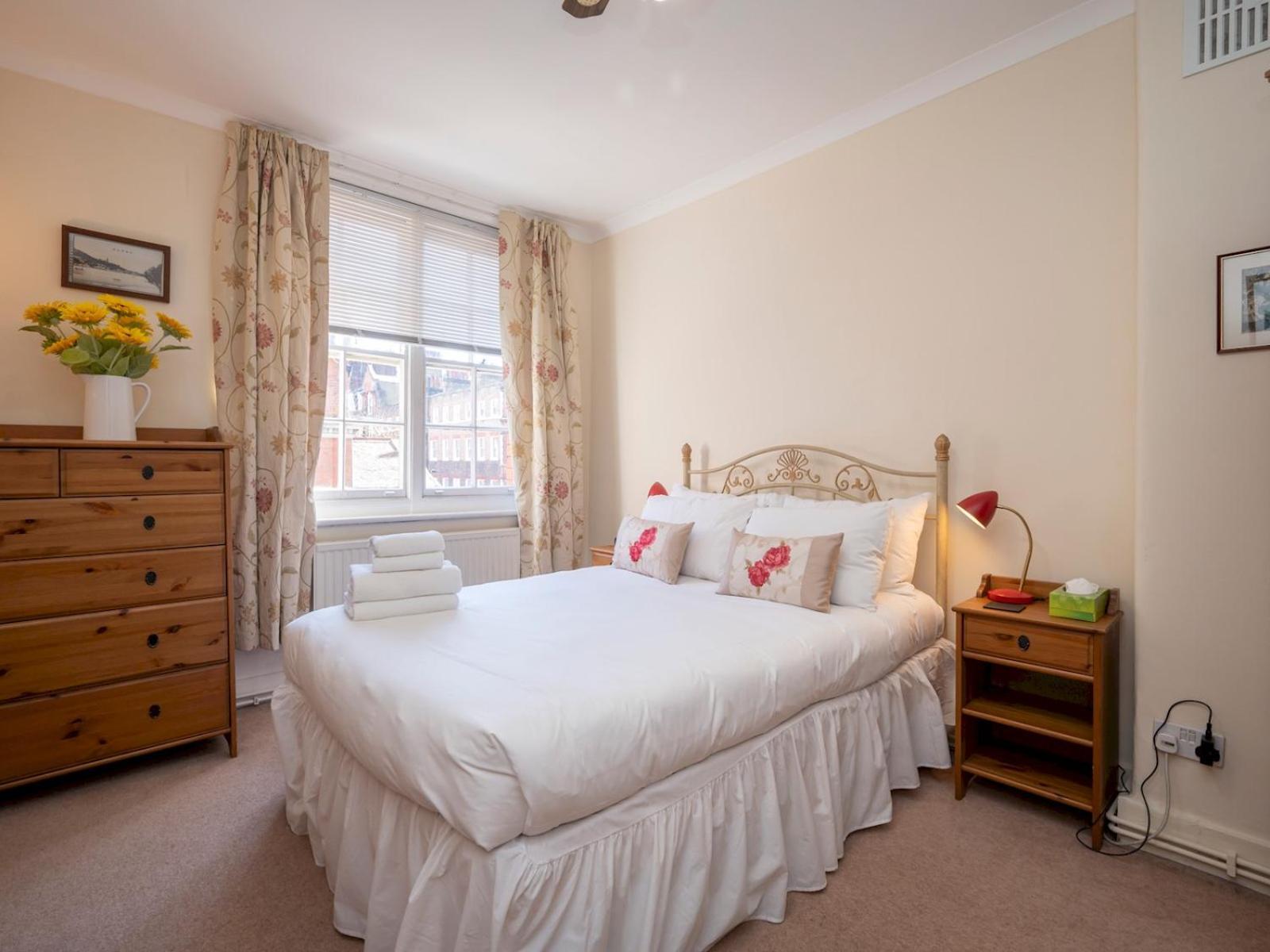 Elegant Bloomsbury Flat In Historic Pass The Keys