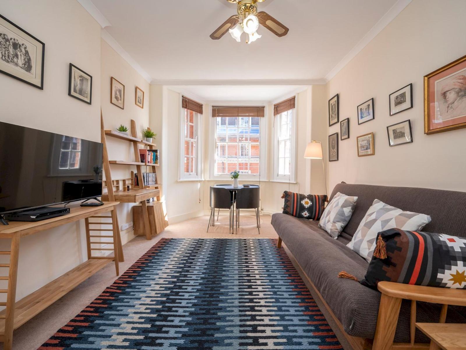 Elegant Bloomsbury Flat In Historic Pass The Keys Apartment London