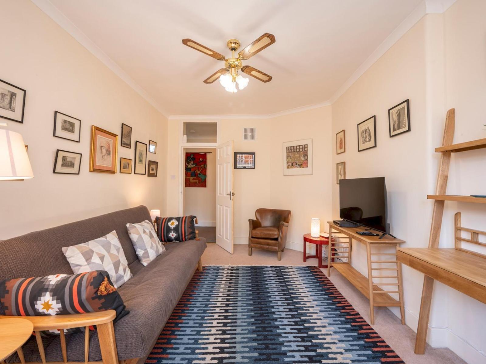 Elegant Bloomsbury Flat In Historic Pass The Keys Apartment