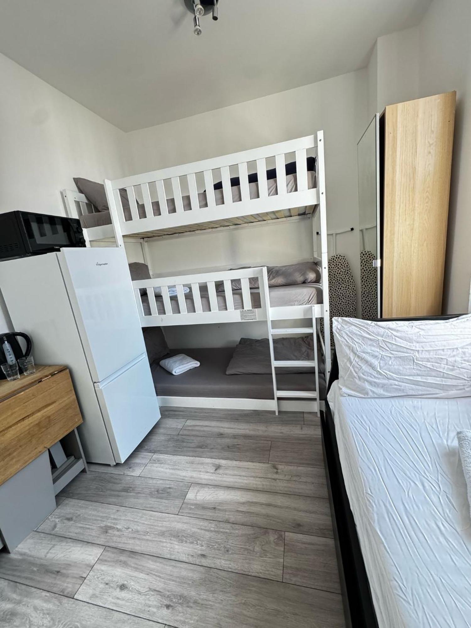 Guest house Willesden *