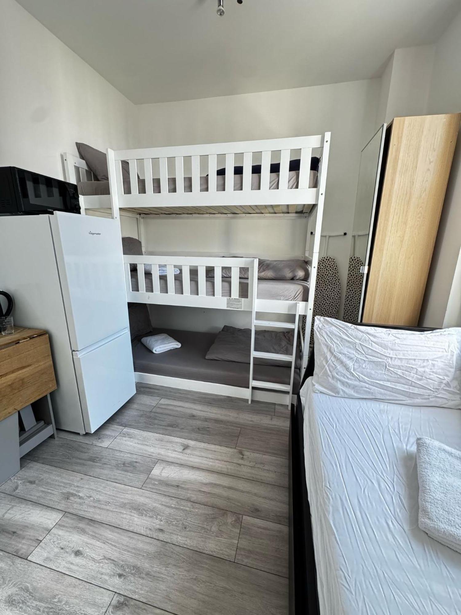 Guest house Willesden *