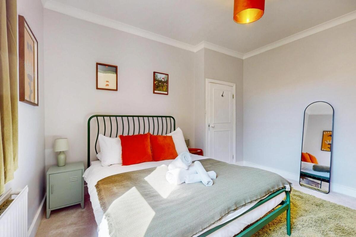 Apartment Bright 1-bedroom Flat With Great Transport Links