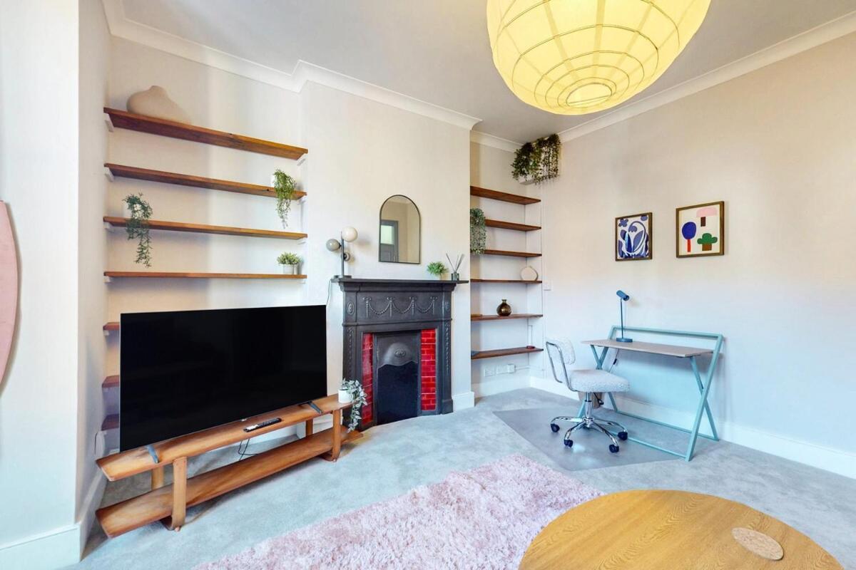 Bright 1-bedroom Flat With Great Transport Links