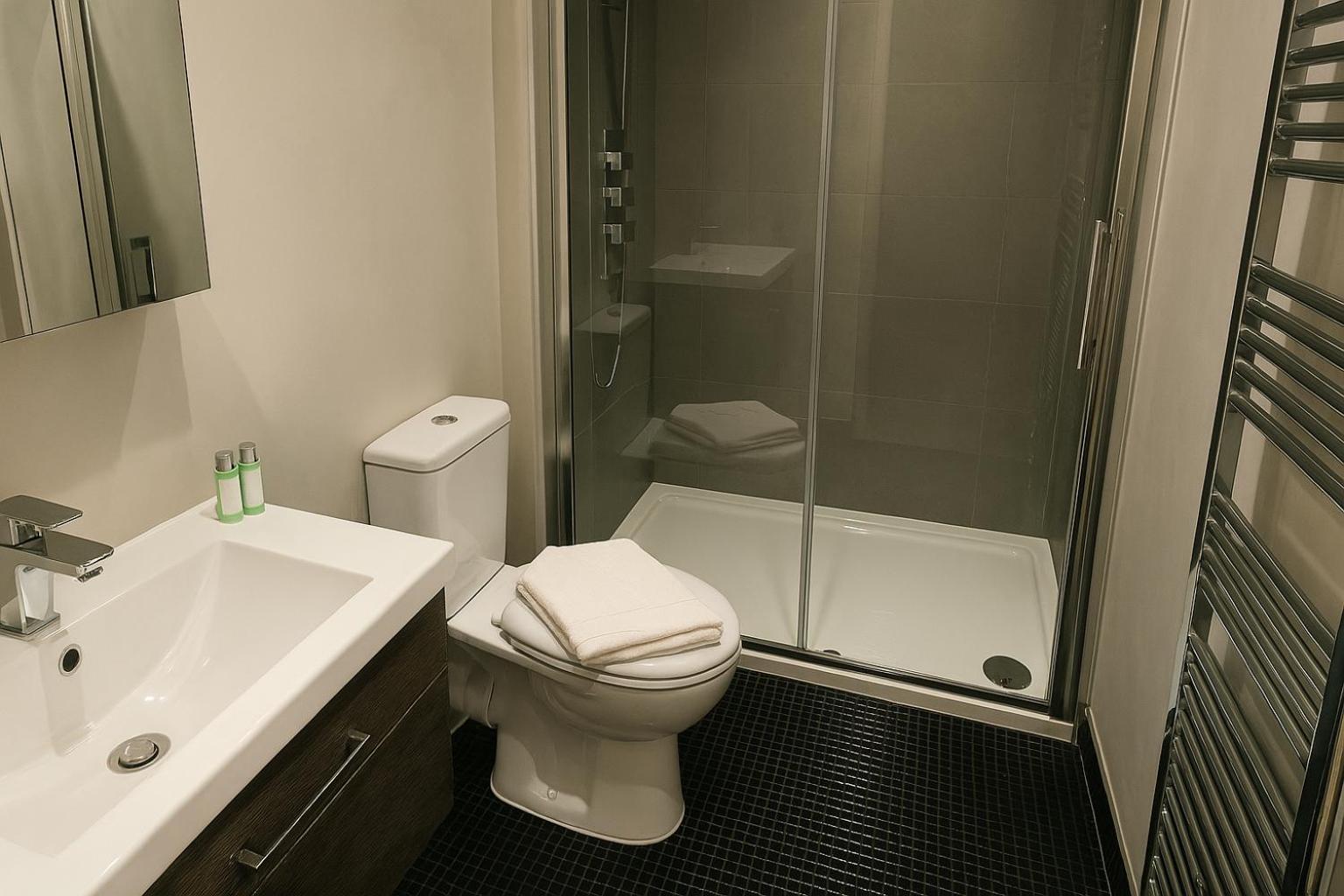 Flat - 3 Min To West Kensington Station London