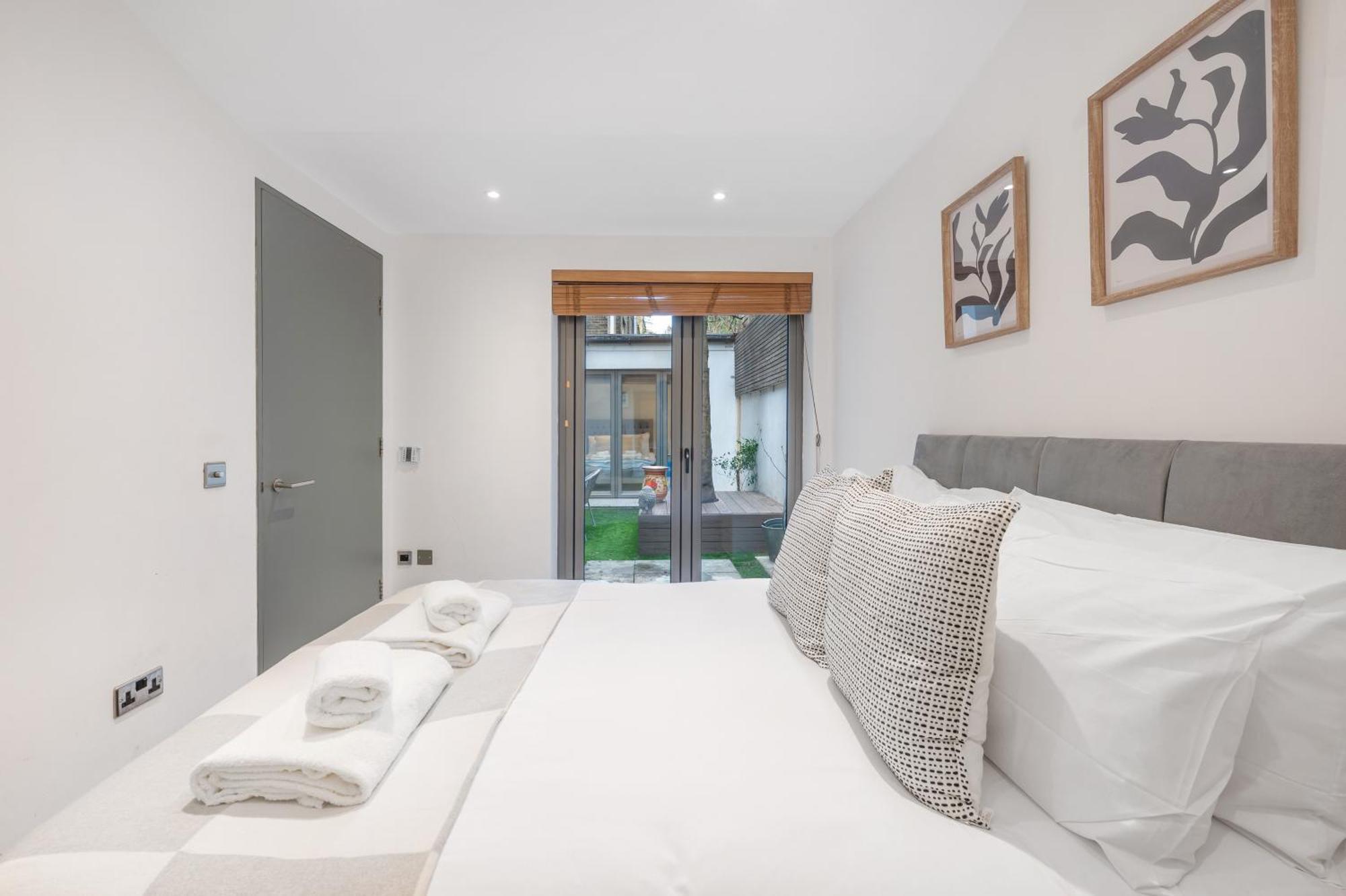 Casa Italia Near South Kensington, Hyde Park And Gloucester Road Station - Outside Space Private Apartment *